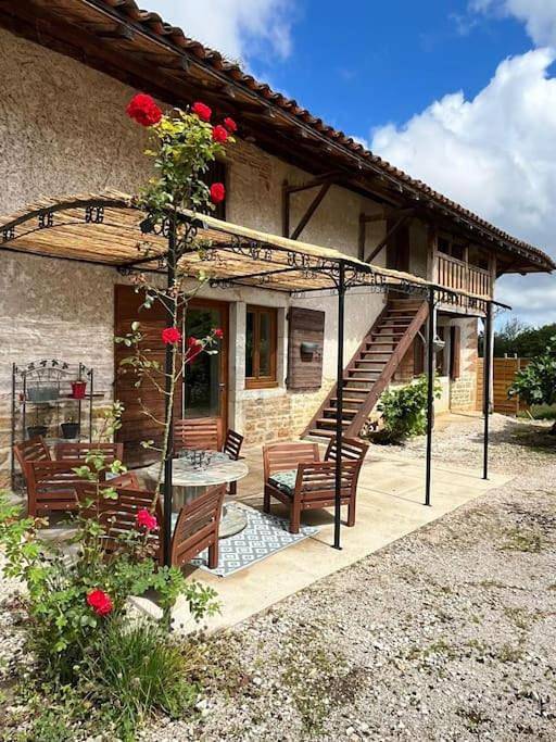 Location de vacances pour 10 personnes, avec Balcon et Terrasse ainsi que Jardin et Piscine à Villemotier