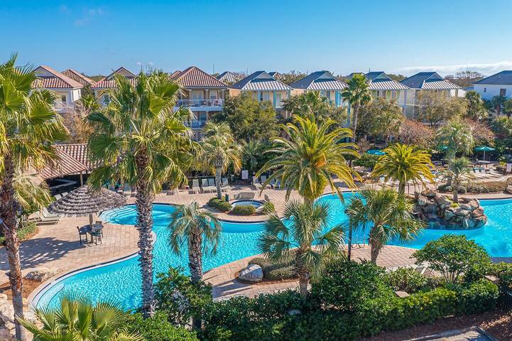 Vacation house for 12 people, with terrace and pool as well as hot tub in Destin