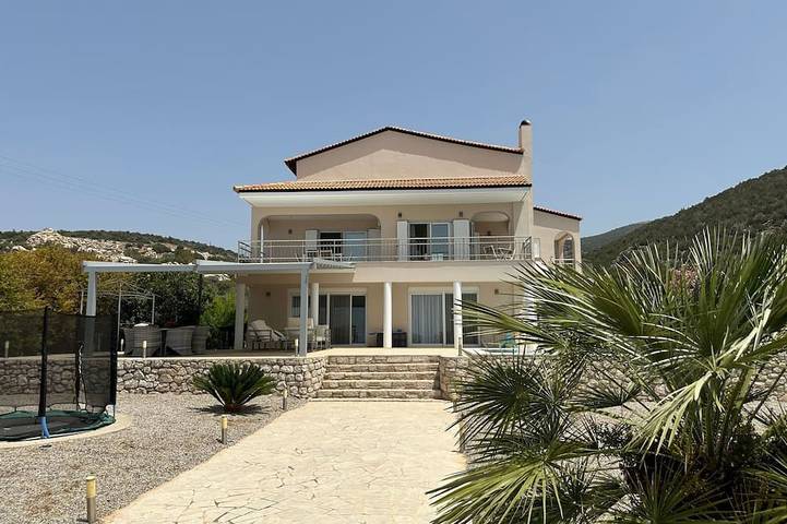 Bungalow für 10 Personen, mit Garten und Pool sowie Whirlpool auf den Peloponnes