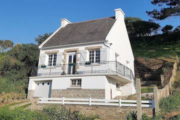 Gîte pour 4 personnes, avec jardin et balcon à Plomodiern