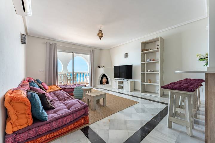 Apartamento entero, Apartamento 'Oasis La Cala' con vistas al mar, piscina compartida y Wi-Fi in Playa de Las Doradas (Mijas), Mijas