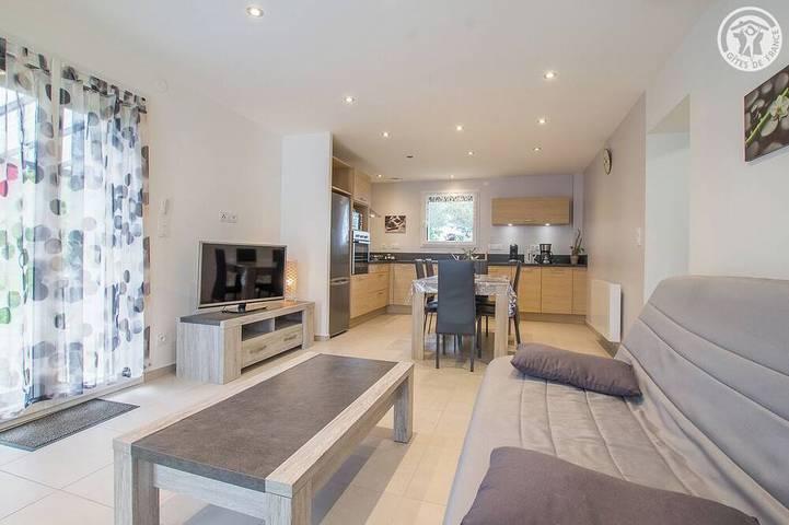 Location de vacances pour 6 personnes, avec jardin et terrasse dans La Biolle