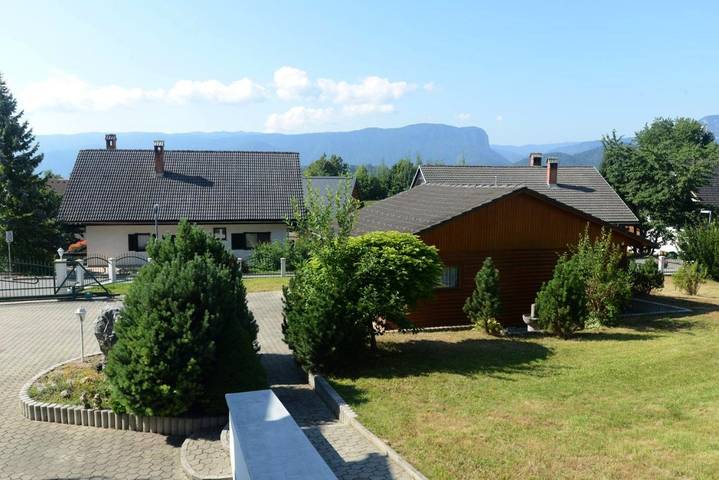Ferienhaus für 14 Personen, mit Balkon und Terrasse sowie Garten und Ausblick in Bled - 3