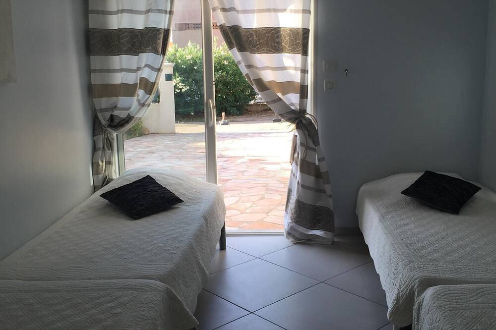 Villa en el Rte des Sangunairés con piscina privada. in Ajaccio, Region de Ajaccio