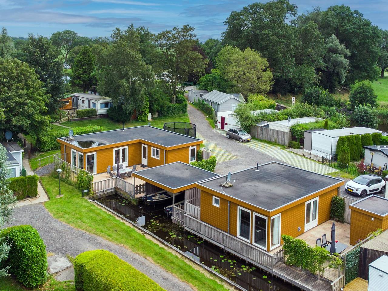 Spacious waterfront chalet including a sloop in Friesland