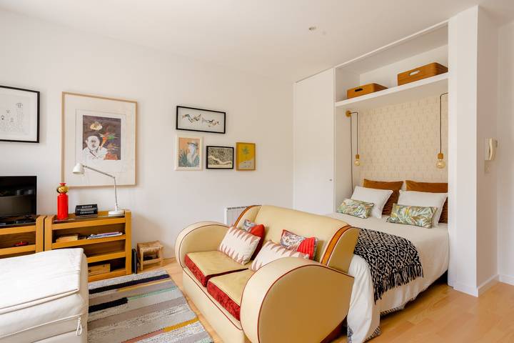 Entire studio, Studio Apartment 'Sunny Priorado - Vintage' with Balcony and Wi-Fi in Cedofeita, Porto