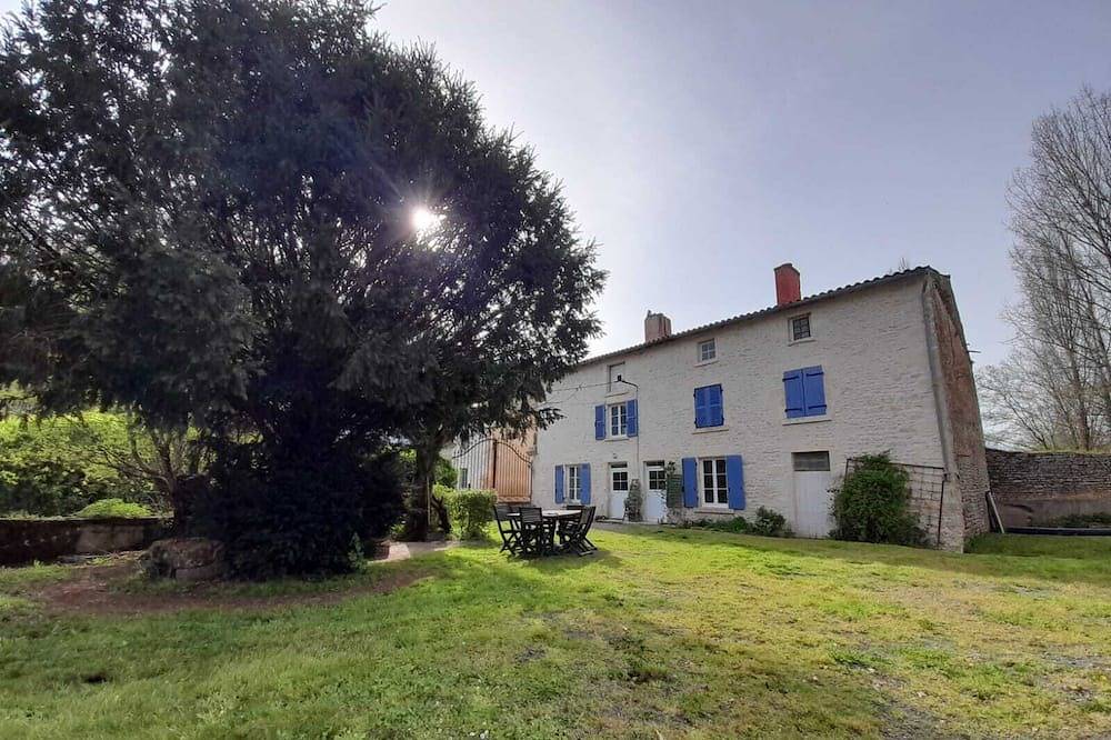 Grande maison isolée adossée à son Moulin du Xvième siècle in La Mothe-Saint-Héray, Région de Niort