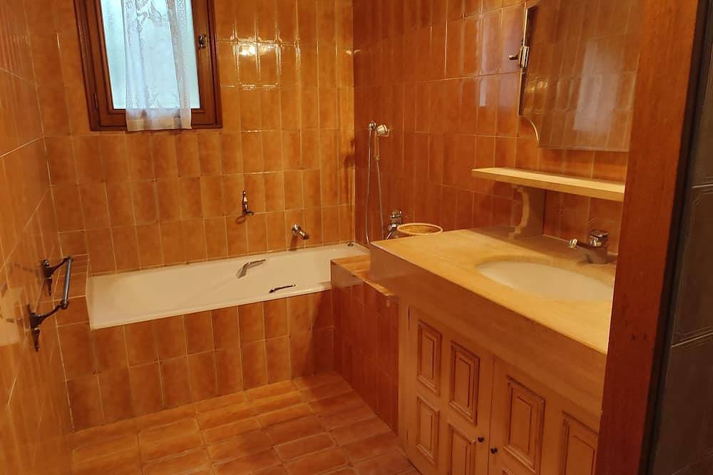 At the foot of the Luberon, beautiful house with swimming pool. in Maubec, Parque natural regional del Luberon