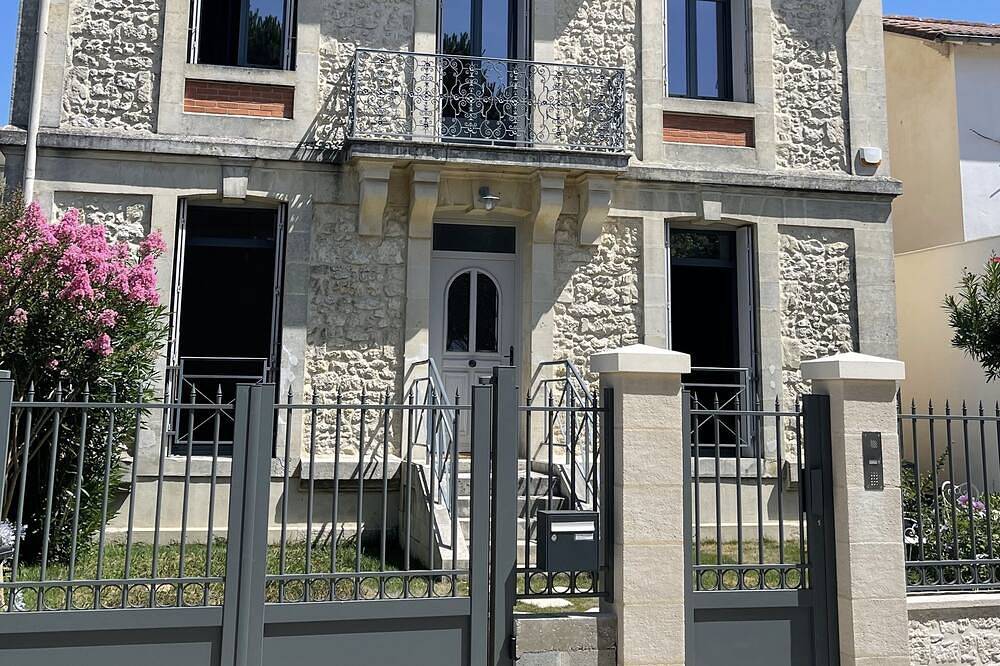 Avec piscine privée et face la plage, villa de caractère au coeur de la station in Saint-Palais-sur-Mer, Côte de Beauté