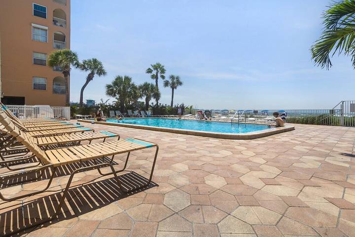 Vacation rental for 6 people, with pool and balcony in Madeira Beach