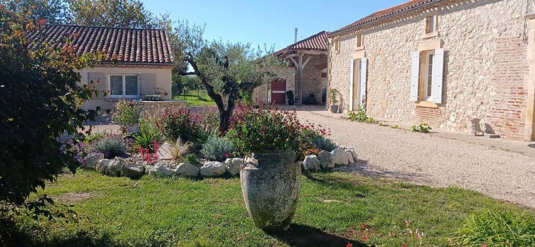 Maison de campagne pour 6 personnes, avec vue ainsi que jardin et piscine, animaux acceptés à Saint-Georges - 2
