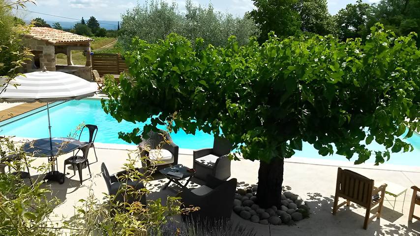 Location de vacances pour 3 personnes, avec piscine et jardin à Payzac (Ardèche)