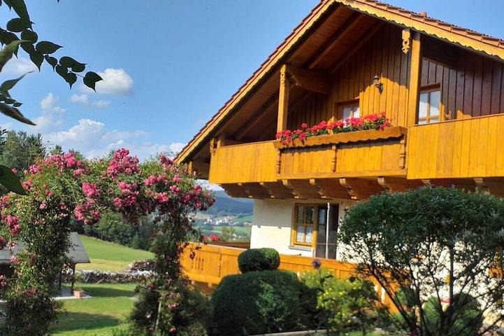 Ferienwohnung für 8 Personen, mit Garten und Whirlpool in Arrach