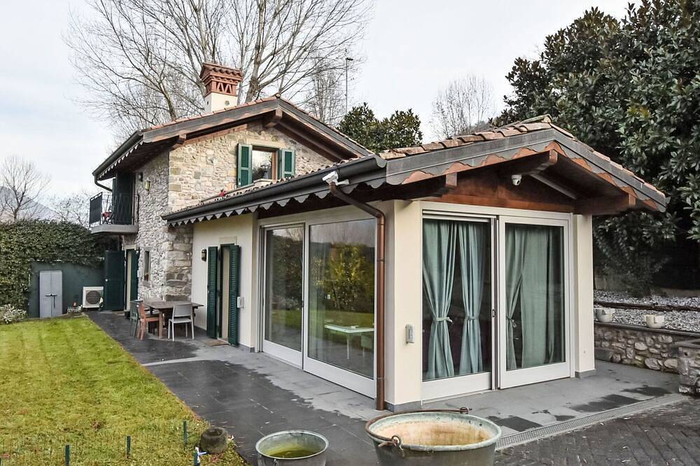 Alleinstehendes Ferienhaus mit  W-Lan, privatem Pool, Klimaanlage, Tv, Innenhof, Haustiere erlaubt in Gemeinde Iseo, Iseosee