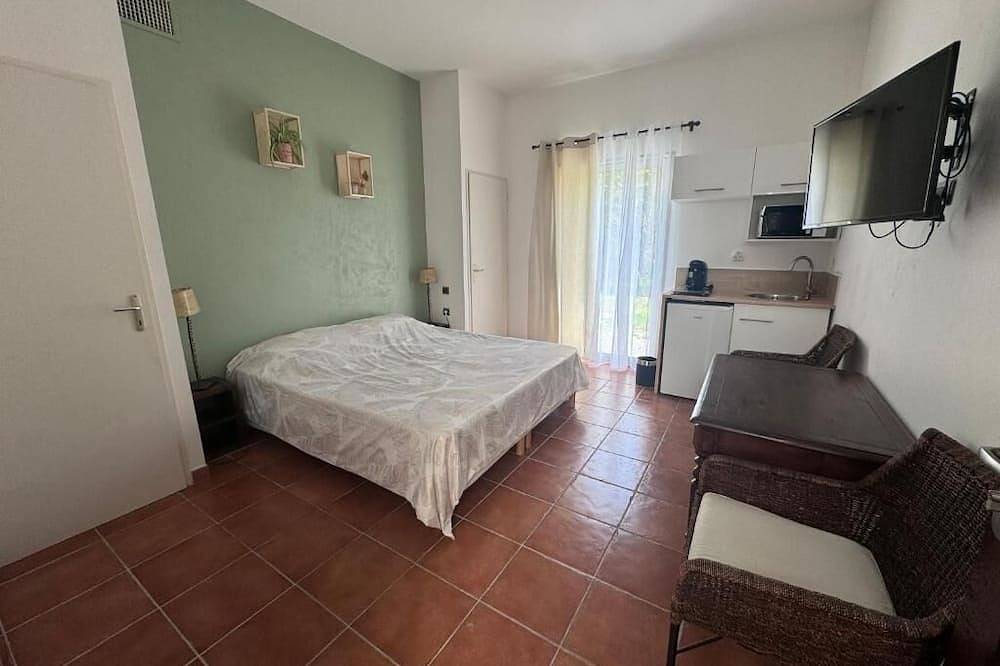 Entire apartment, Domaine de la Fauvelle in Thuir, Perpignan region