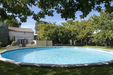 Gîte pour 4 personnes, avec terrasse ainsi que piscine et jardin à Joucas