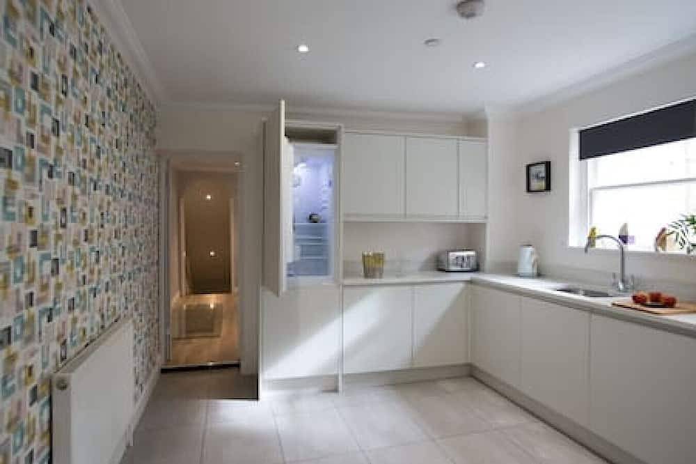 Ganze Wohnung, Gratis Parkplätze! Ceres - 2-stöckiges, atemberaubendes Apartment mit Innenhof und Balkon im Herzen von Bath! in Bath, Bath & Nord Ost Somerset