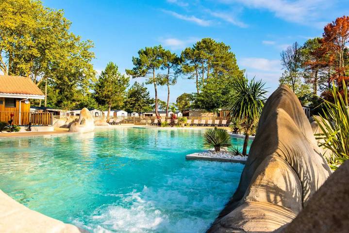 Camping pour 6 personnes, avec piscine et terrasse, animaux acceptés à Biscarrosse