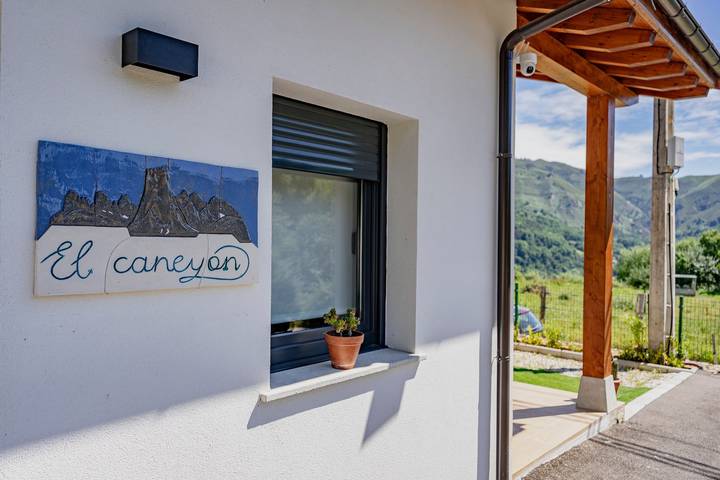 Apartamento entero, Apartamento accesible con vistas a la montaña y terraza privada en Cangas de Onís in Parres, Provincia de Asturias