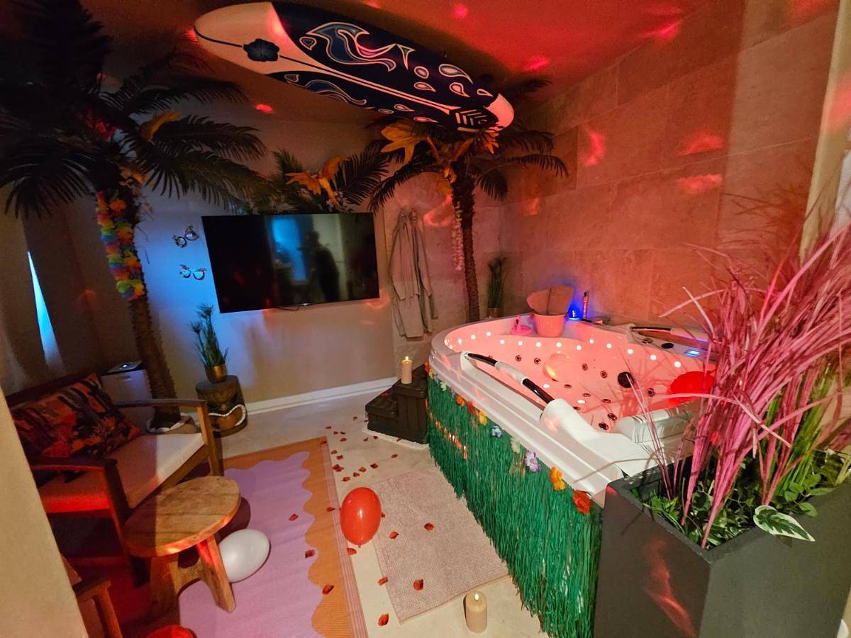 Appartement entier, L'Oasis Evasion de 60m2 avec Spa privatif et Design in La Bassée, Région de Lille