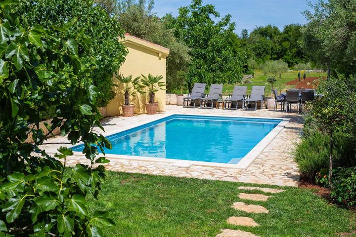 Ferienhaus für 6 Personen, mit Balkon und Terrasse sowie Garten und Pool in Ostrobradić