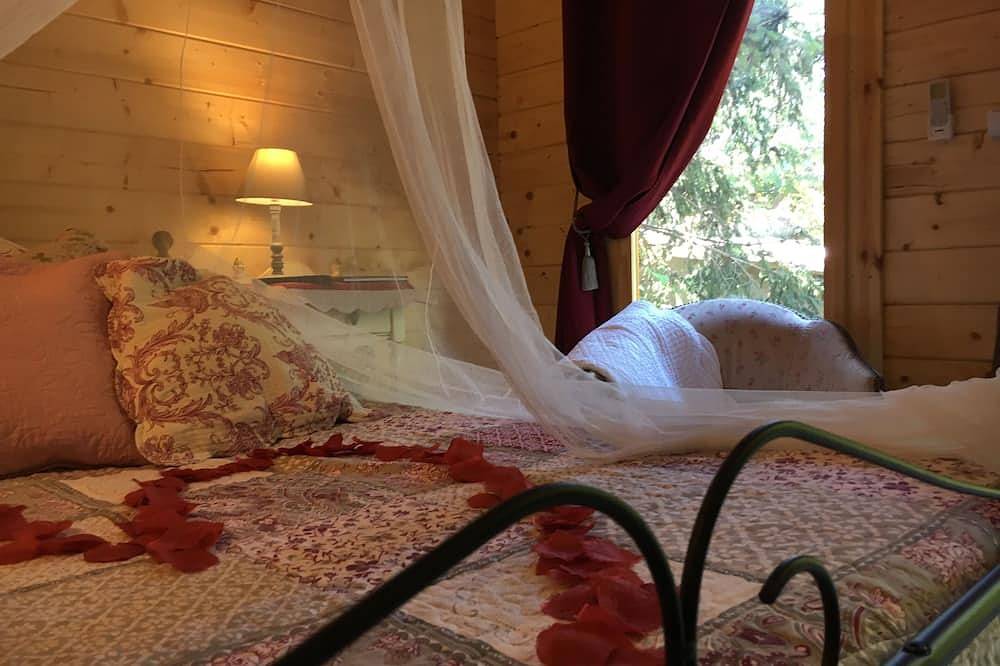 Eine romantische Hütte in einem herrlichen Garten in Barjols, Brignoles Region