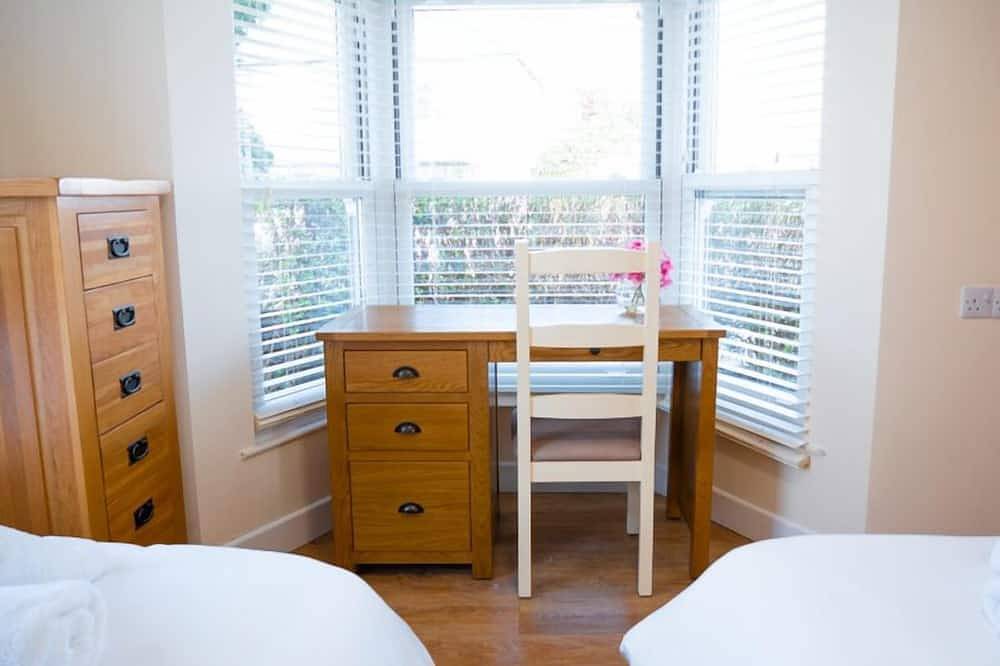 Hel lejlighed, Ground-Floor Apartment in Quiet Coastal Location (Two-Bedrooms) in Guernsey