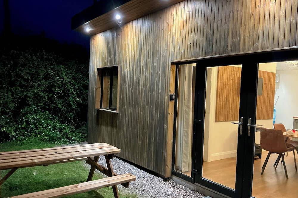 Gloednieuwe Beach Cabin in Ballycottin, County Cork