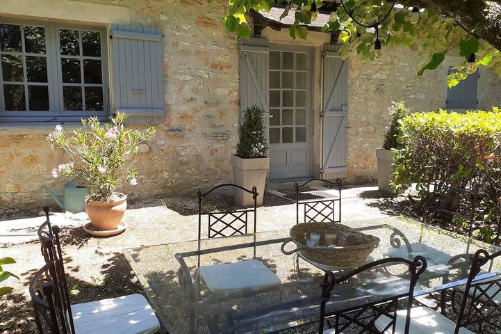 Gîte pour 5 personnes, avec jardin et terrasse à Chartrier-Ferrière