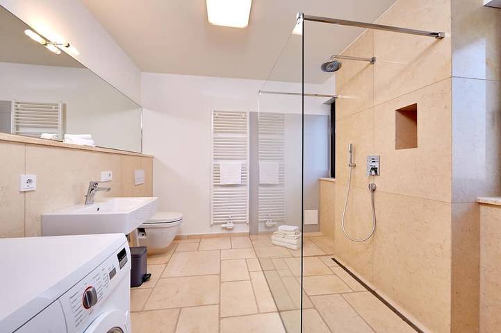 Ganze Wohnung, Modern m. Tradition, Suite mit Südterr,, kl. Gartenanteil, Bbq, Wifi, Sauna Haus in Murnau am Staffelsee, Das Blaue Land