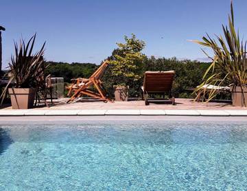 Gîte pour 4 personnes, avec jardin ainsi que vue et piscine à Milhac
