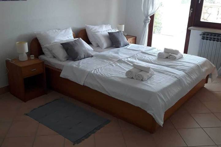 A P A R T M E N T - 7 7     Privater Strand & Swimmingpool in Starigrad Paklenica, Starigrad