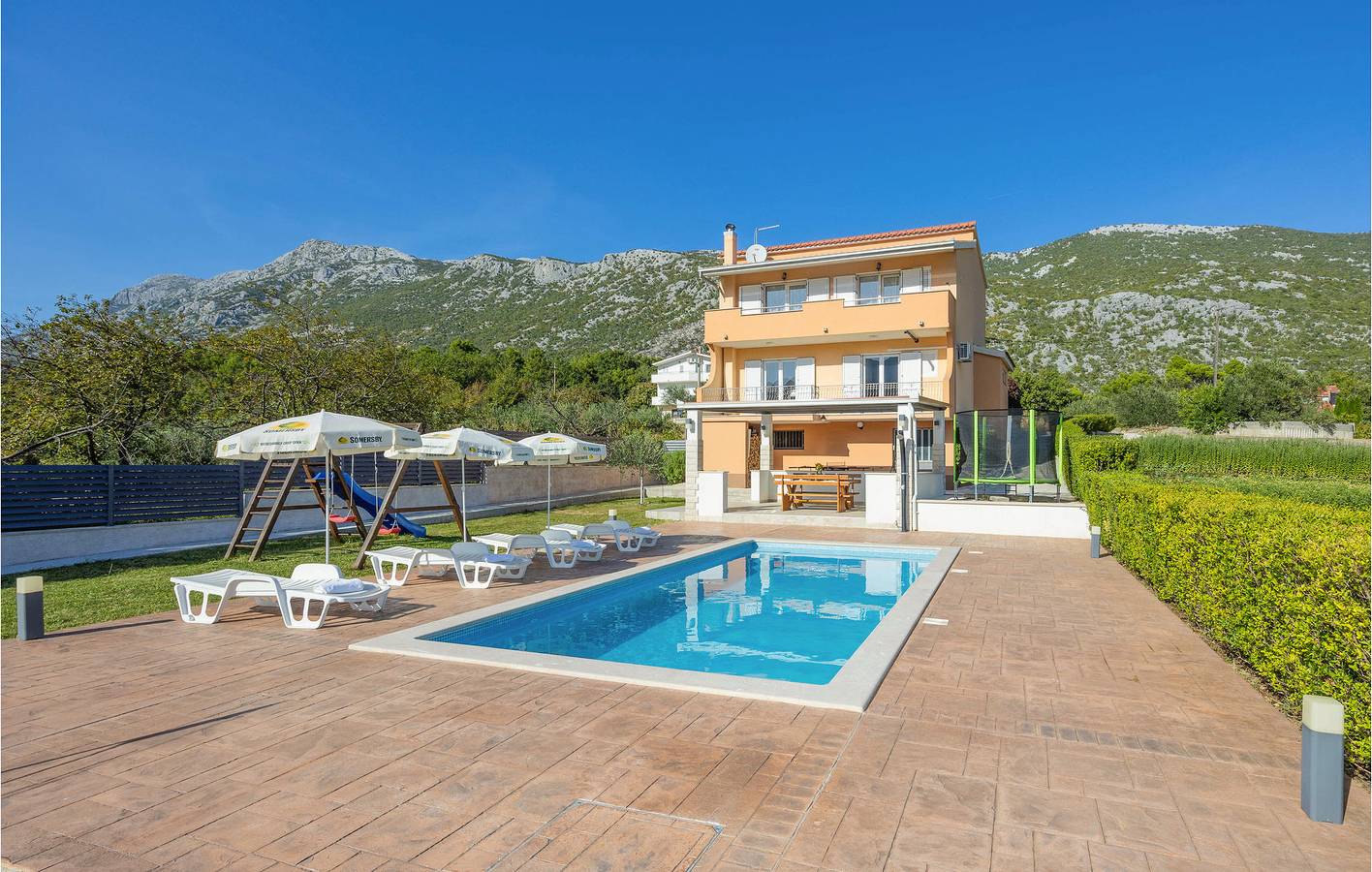 Entire holiday apartment, Holiday apartment for 5 people with terrace in Dalmatian Zagora
