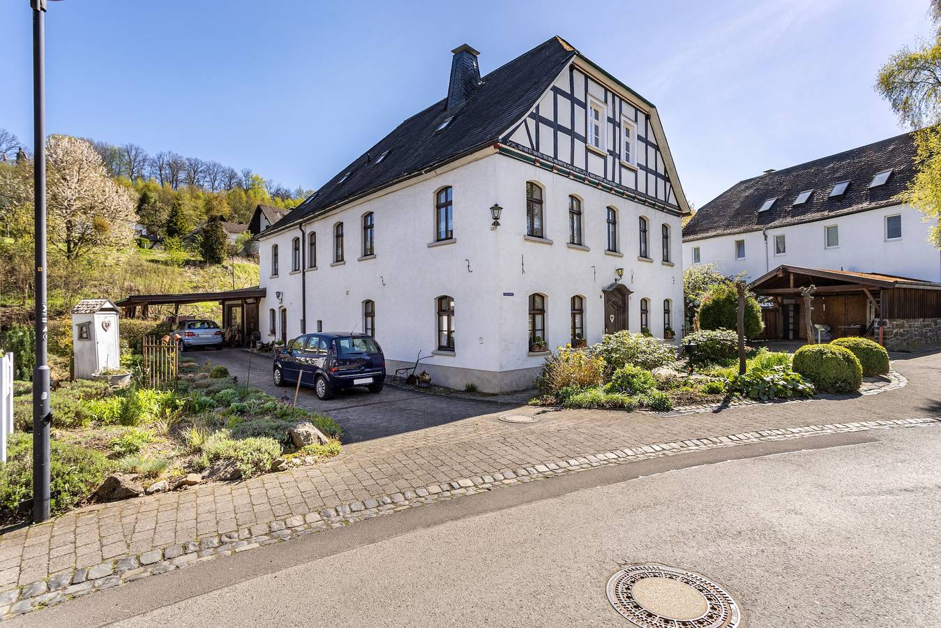 Ganze Wohnung, Ferienwohnung 'Sauerland Burgfenster' mit Bergblick, gemeinsamer Terrasse und Wlan in Lennestadt, Sauerland