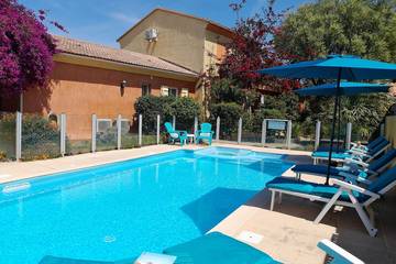 Gîte pour 4 personnes, avec jacuzzi et piscine ainsi que terrasse et jardin à Ventiseri