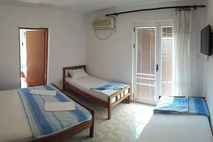 Ganze Wohnung, Sestokrevetni apartman sa dvije spavace obe i parkingom u dvoristu kuce. in Budva, Opština Budva