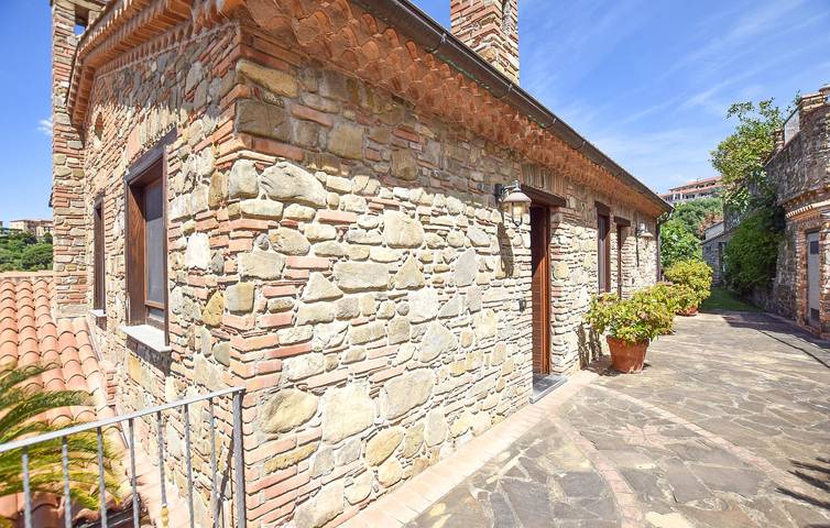 Entire holiday apartment, Sea View Apartment with Pool and AC, 2km to Beach in Casal Velino, Cilento Coast