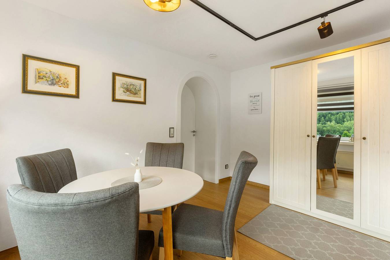 Ganze Wohnung, Ferienwohnung 'Schwalbennest' mit Bergblick, privater Terrasse und Wi-Fi in Lennestadt, Sauerland