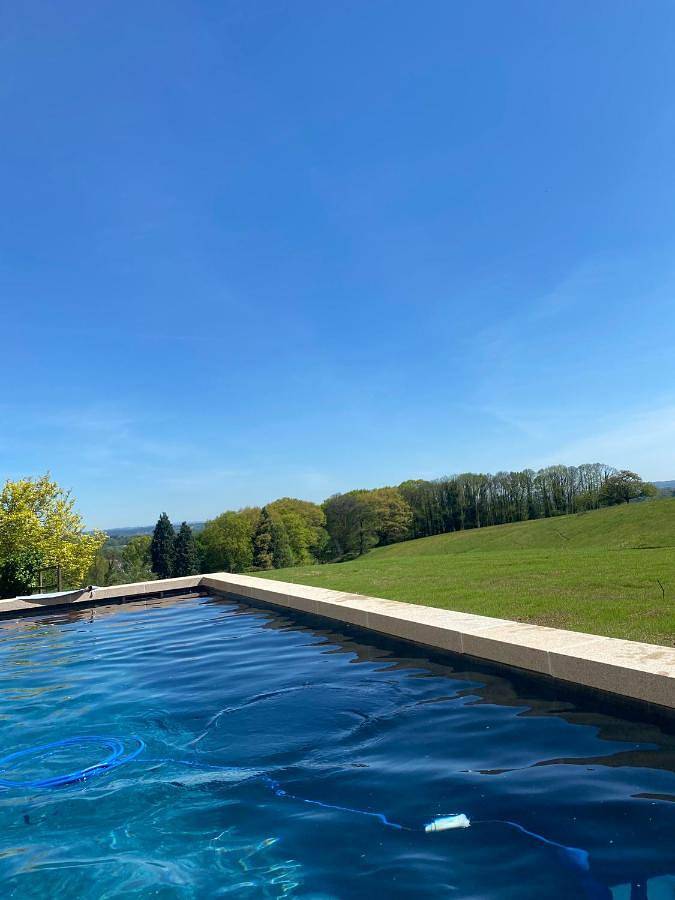 Domaine de Montmery sa piscine son jardin ses espaces in Ambazac, Région de Limoges