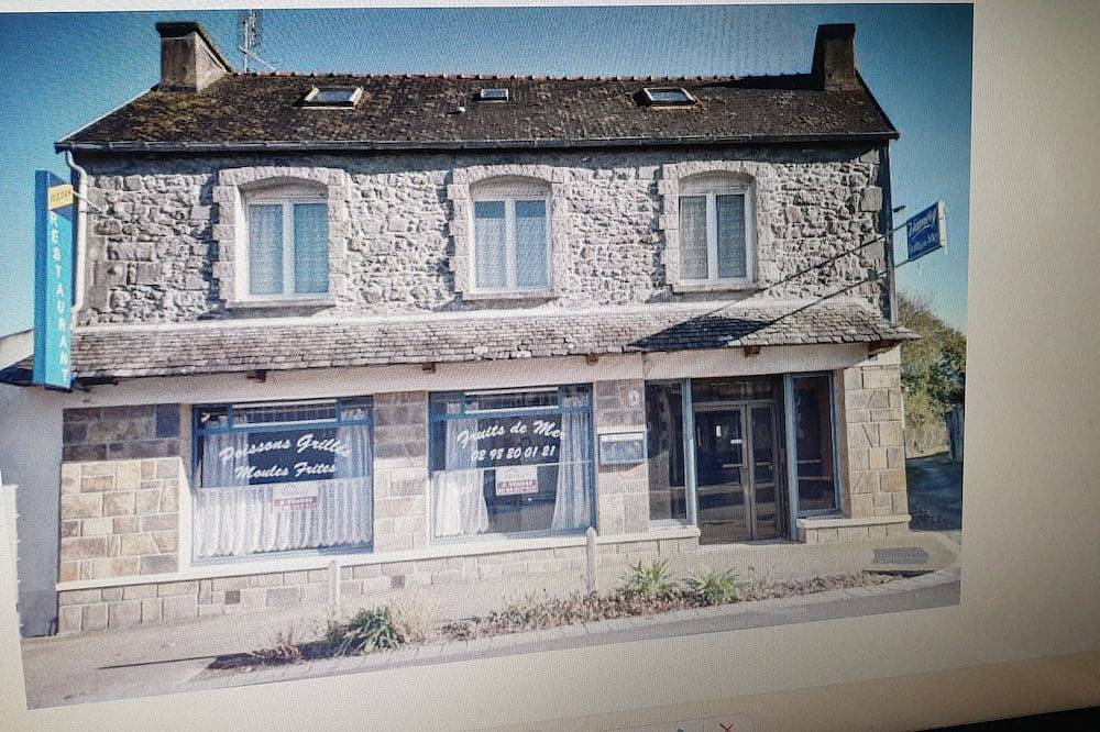 Maison proche mer dans ancien Restaurant Bar avec accès spa in Hôpital-Camfrout, Région de Brest