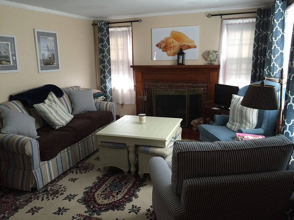 Dennisport: Hundefreundlich mit einem eingezäunten großen Garten. 1/2 Meile vom Strand entfernt in Dennis Port, Dennis