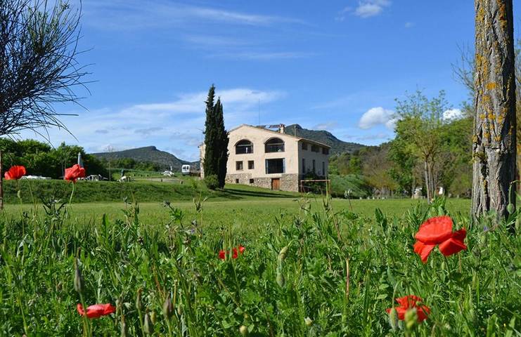 Alojamiento y desayuno para 2 personas, con jardín y vistas además de terraza y piscina, Se admiten mascotas en Provincia de Lleida