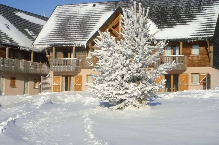 Location de vacances pour 6 personnes, avec piscine et jardin ainsi que sauna et balcon à Besse-et-Saint-Anastaise
