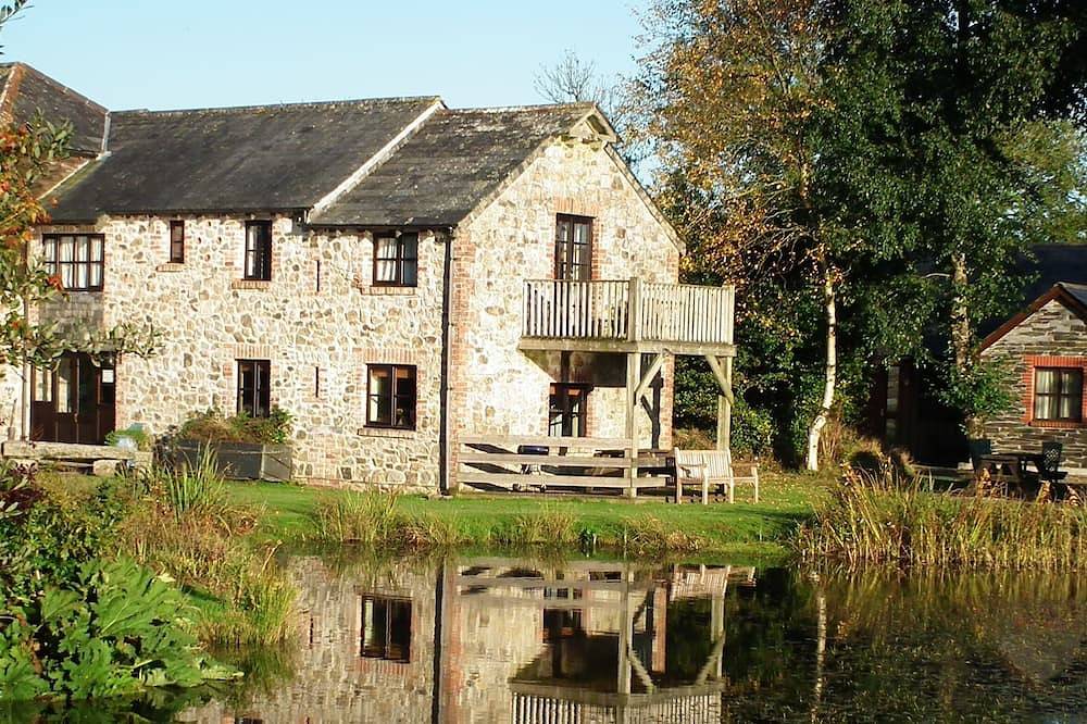 Lakeside cottage - tranquil water views, free fishing  & hot tub in Cornwall