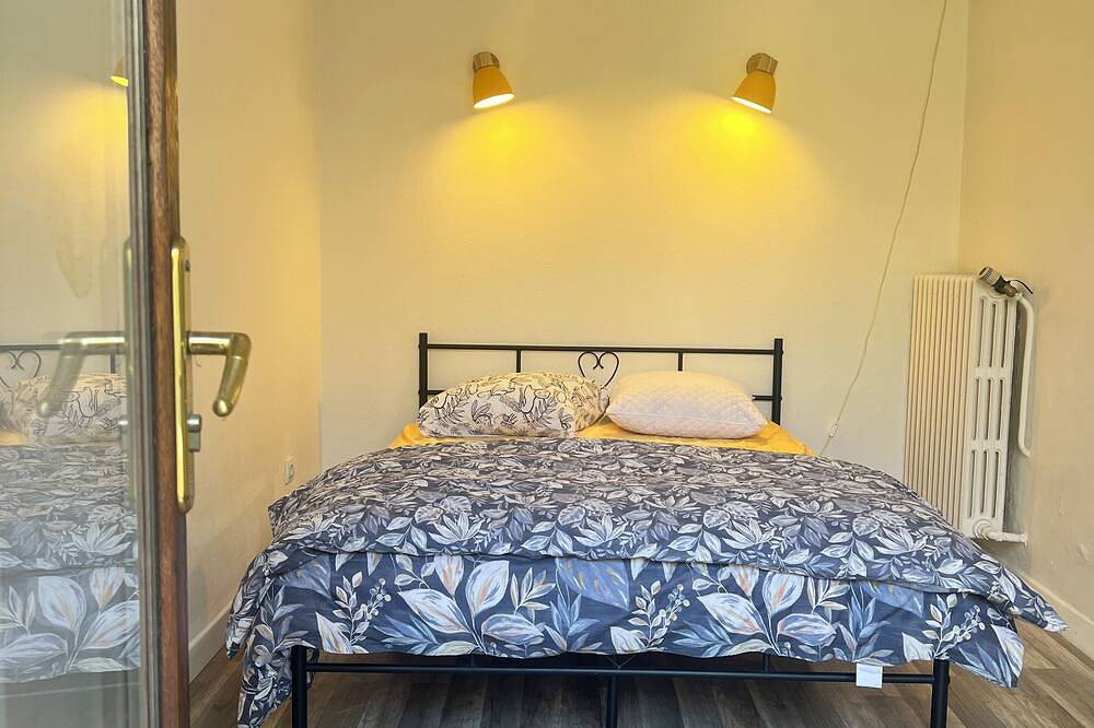 Peaceful Family Home, Garden & Patio & Private Parking, Visit Disney & Paris in Champs-sur-Marne, Seine-et-Marne