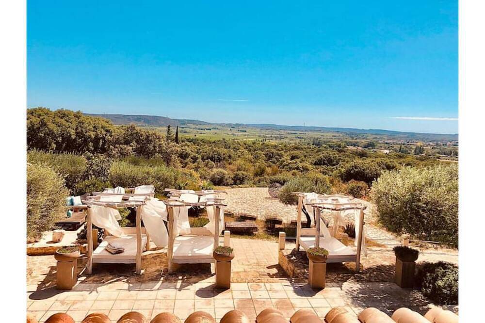 Villa de Luxe en Face du Célèbre Pont-du-gard in Castillon-du-Gard, Region de Nimes