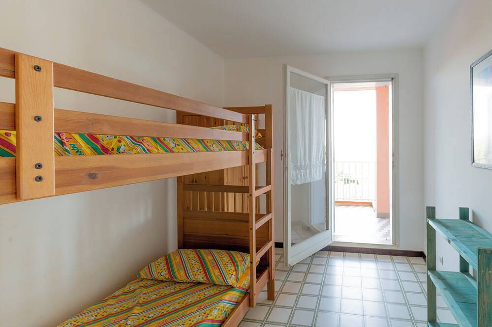 Geheel appartement, Vierkamerappartement in de wijk Capo D'Arco met directe toegang tot de zee in Capo d'Arco, Elba