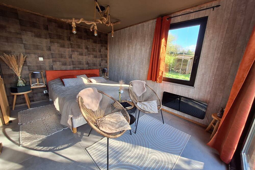 Stay for 2 in a cosy micro-lodge in the heart of nature, with private Jacuzzi. in Andenne, Namur (region)
