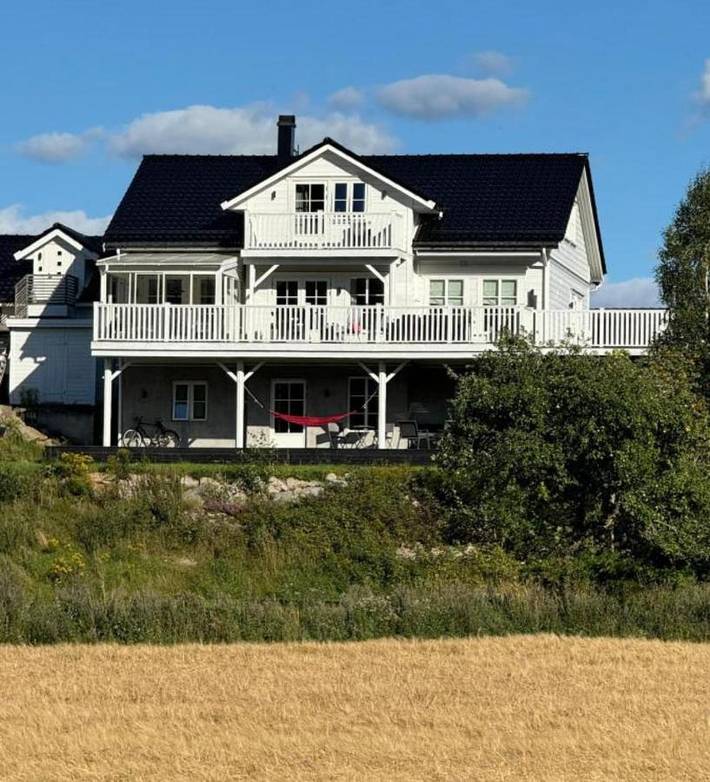 Ferienhaus für 8 Personen, mit Balkon und Whirlpool sowie Terrasse und Ausblick