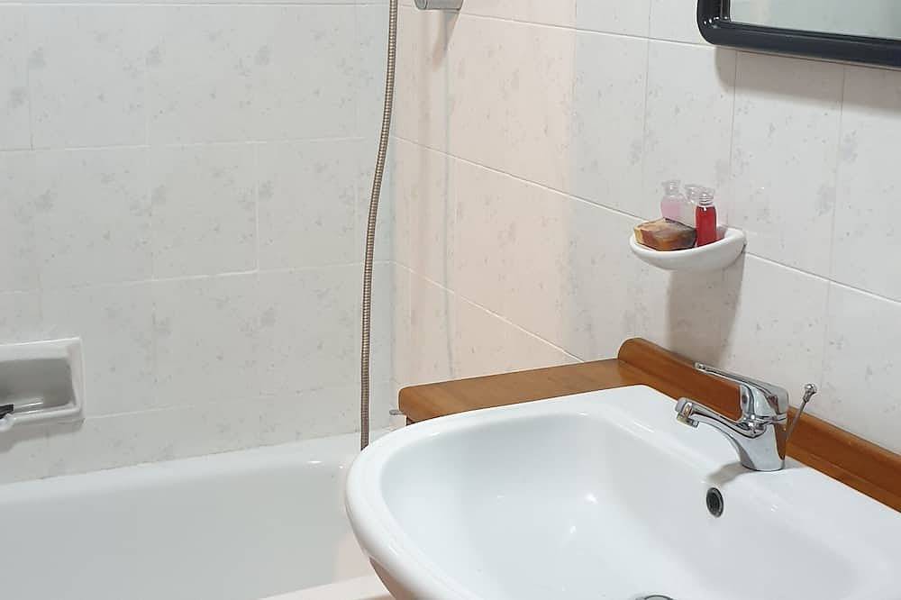 Appartement entier, 3 min to the beach, sunrise sunset,nice to walk on the cost , very good for swim in Luqa, Île de Malte
